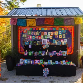 Celebrate National Hispanic Heritage Month with us at the Zoo! Join us in honoring the vibrant cultures and traditions that enrich our community by participating in the Beloved Pet Ofrenda from November 1-8. 🌼🐾
This is a special time to remember and celebrate pets who have passed on. Bring a 4”x 6” photo of your beloved pets to the Ofrenda in the North America Plaza. Learn more about Dia de los Muertos, a beautiful tradition that honors loved ones who have gone before us. Let’s come together to share stories, celebrate life, and cherish the memories of our beloved pets! 🐶❤️🐱
¡Celebra el Mes Nacional de la Herencia Hispana con nosotros en el Zoológico! Acompáñanos a honrar las vibrantes culturas y tradiciones que enriquecen a nuestra comunidad participando en la Ofrenda de Mascotas Queridas del 1 al 8 de noviembre. 🌼🐾
Este es un momento especial para recordar y celebrar a las mascotas fallecidas. Trae una foto de 4”x 6” de tus queridas mascotas a la Ofrenda en la Plaza Norteamérica. Aprende más sobre el Día de los Muertos, una hermosa tradición que honra a los seres queridos que nos precedieron. ¡Unámonos para compartir historias, celebrar la vida y guardar los recuerdos de nuestras queridas mascotas! 🐶❤️🐱